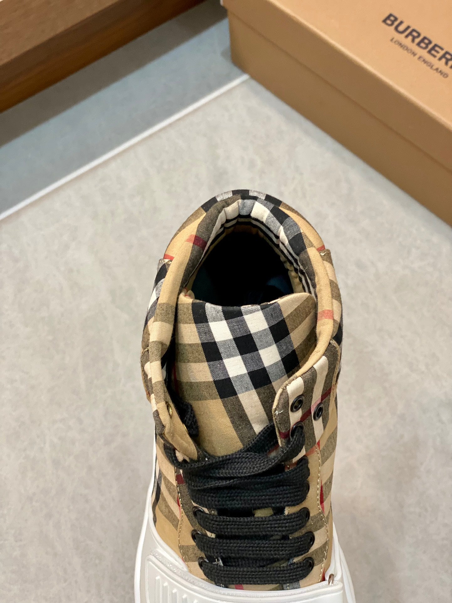 Burberry-069Shoes