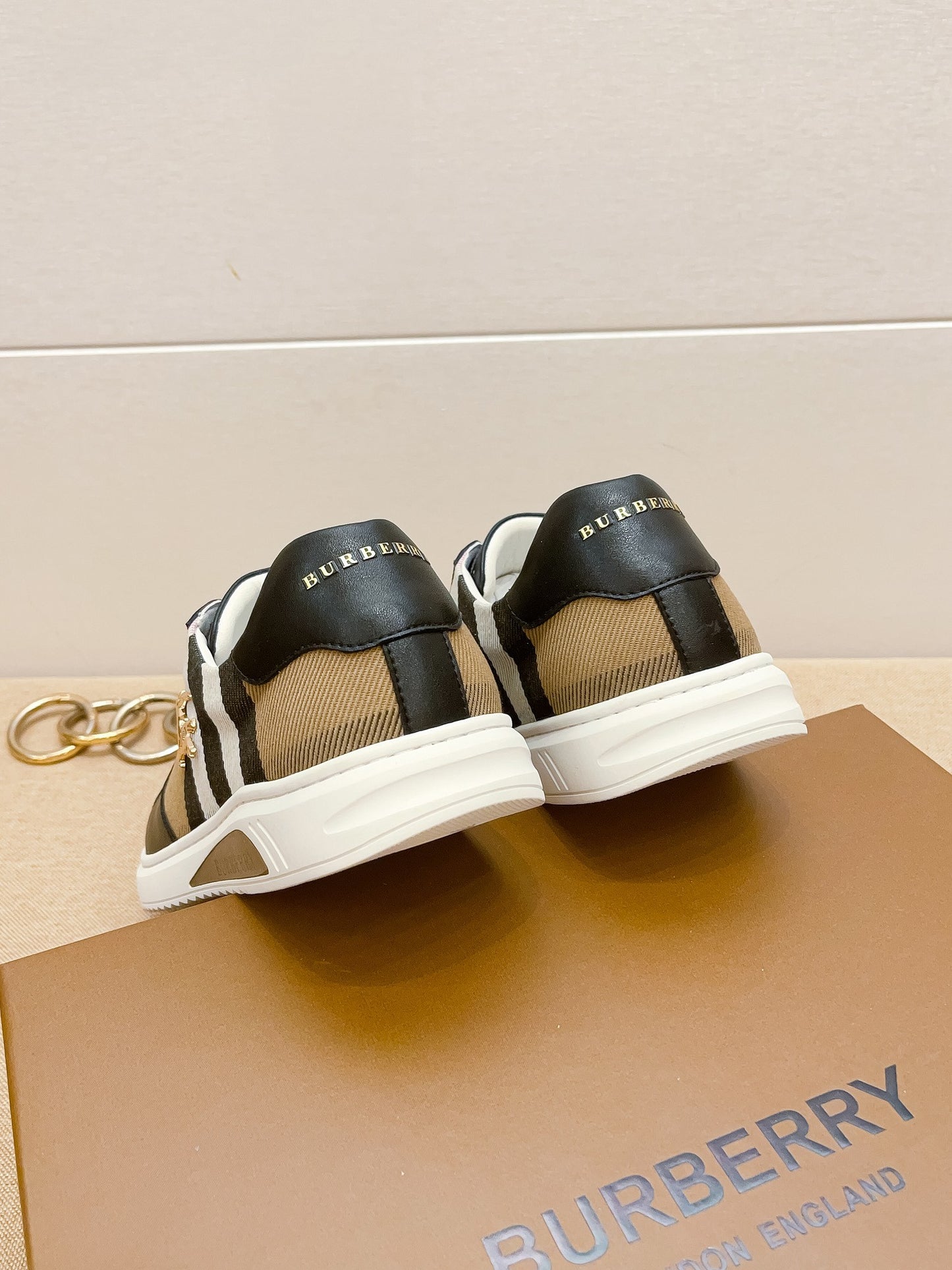 Burberry-094Shoes