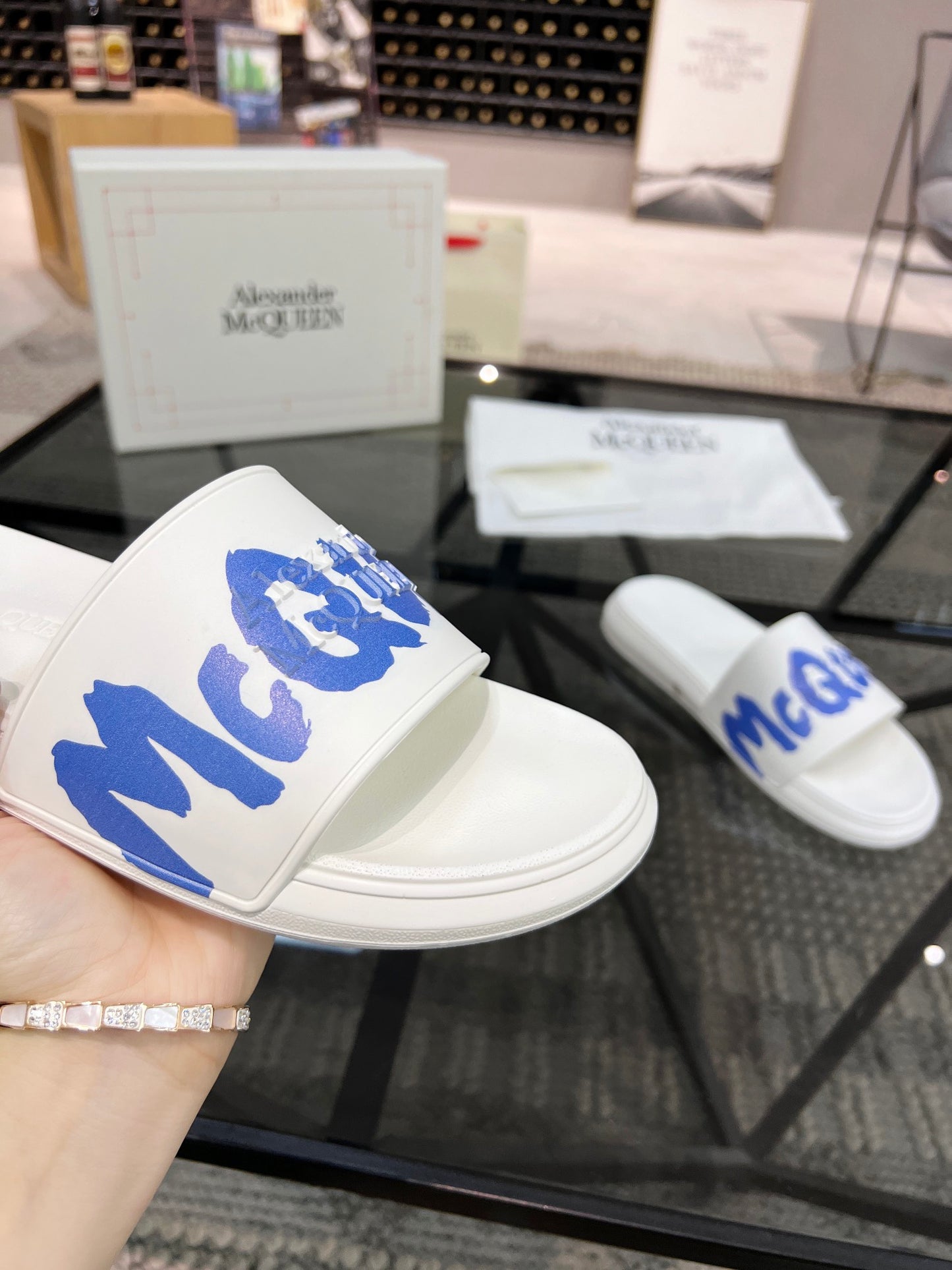Alexander Mcqueen -056shores