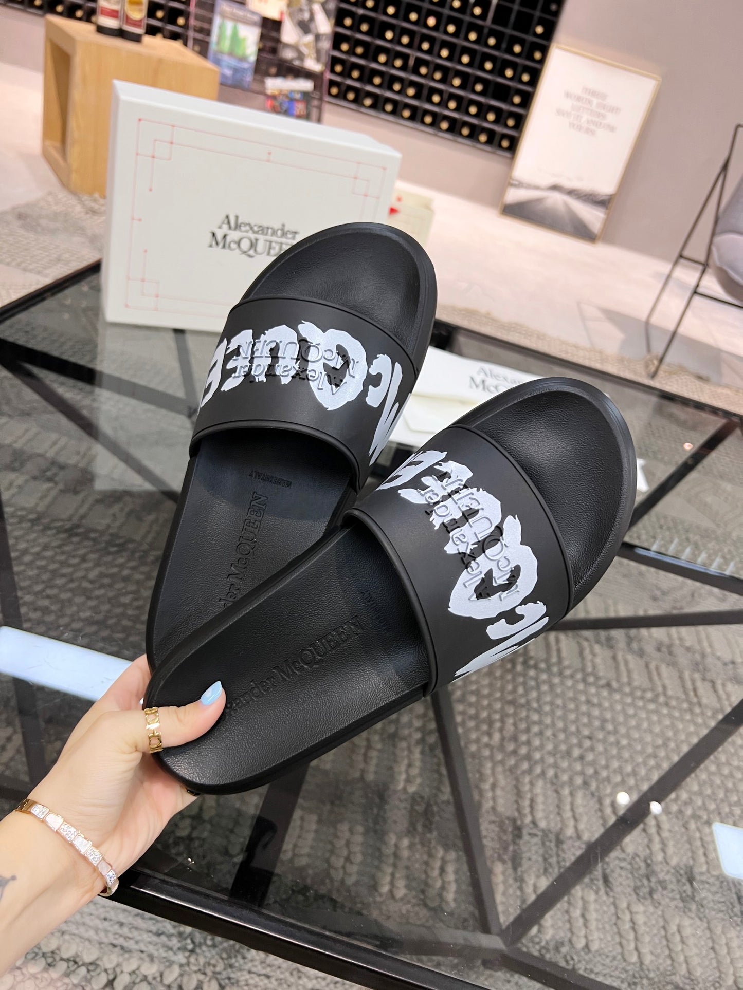 Alexander Mcqueen -057shores