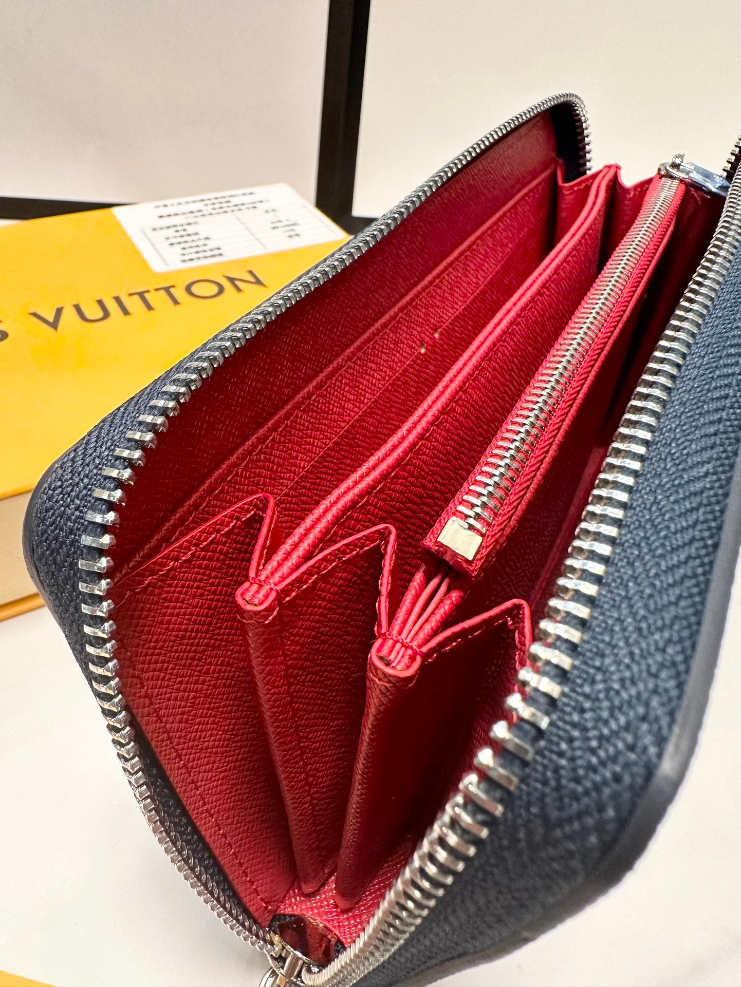 LV-028Wallet