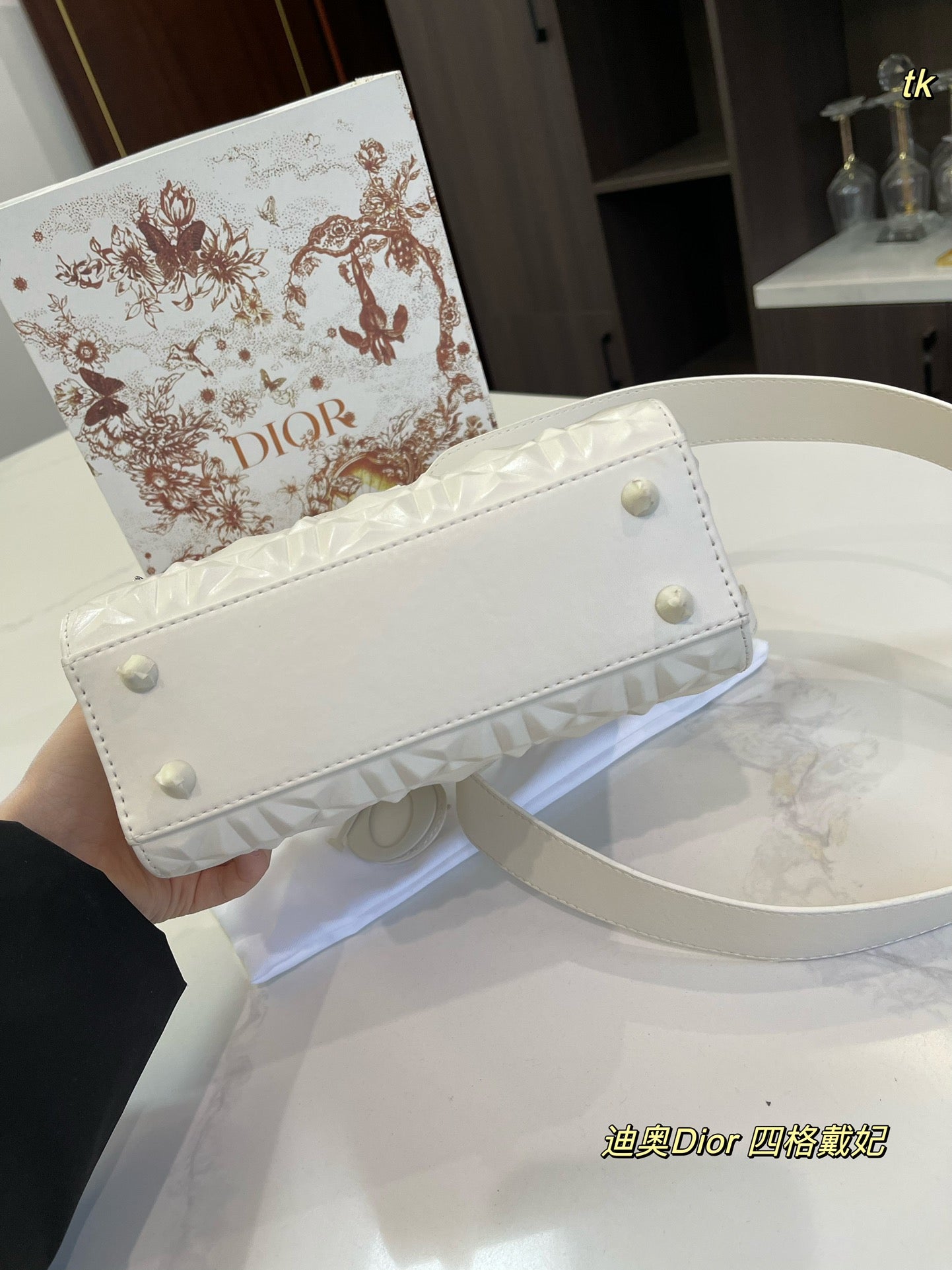 DIOR-611
