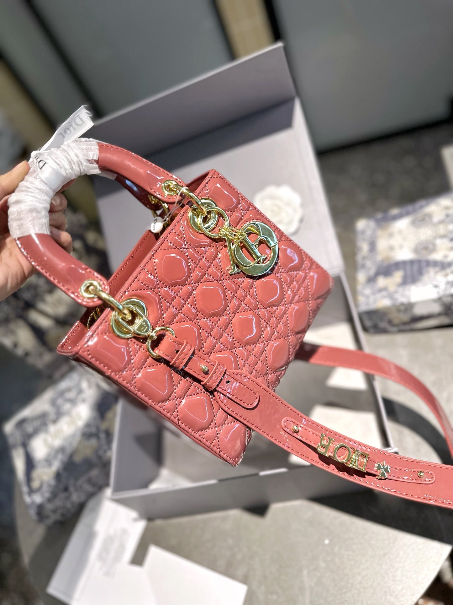 DIOR-561