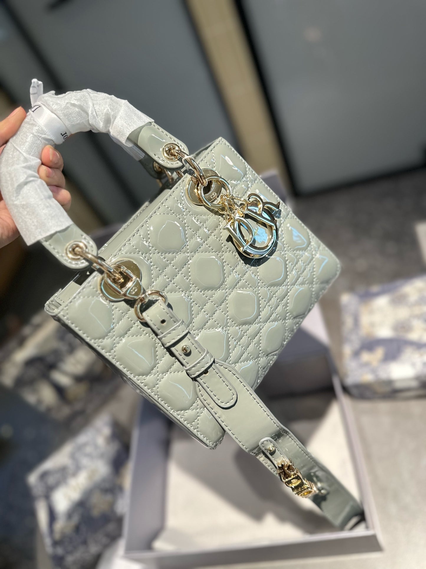 DIOR-561