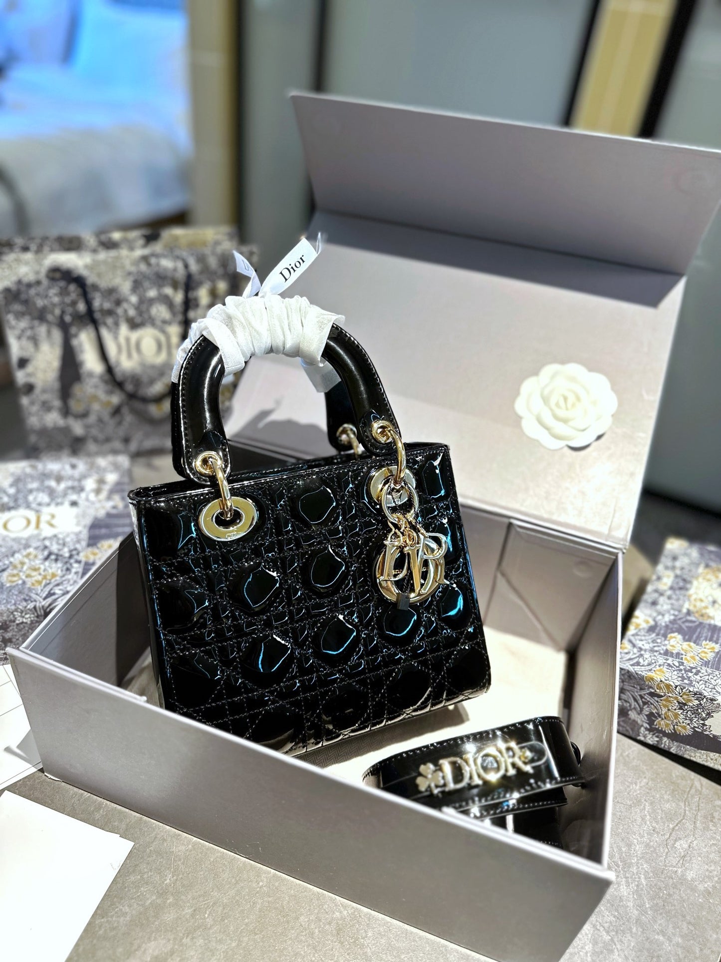 DIOR-562