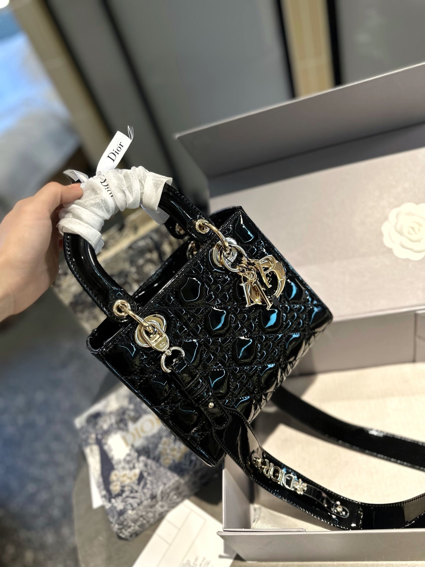 DIOR-562