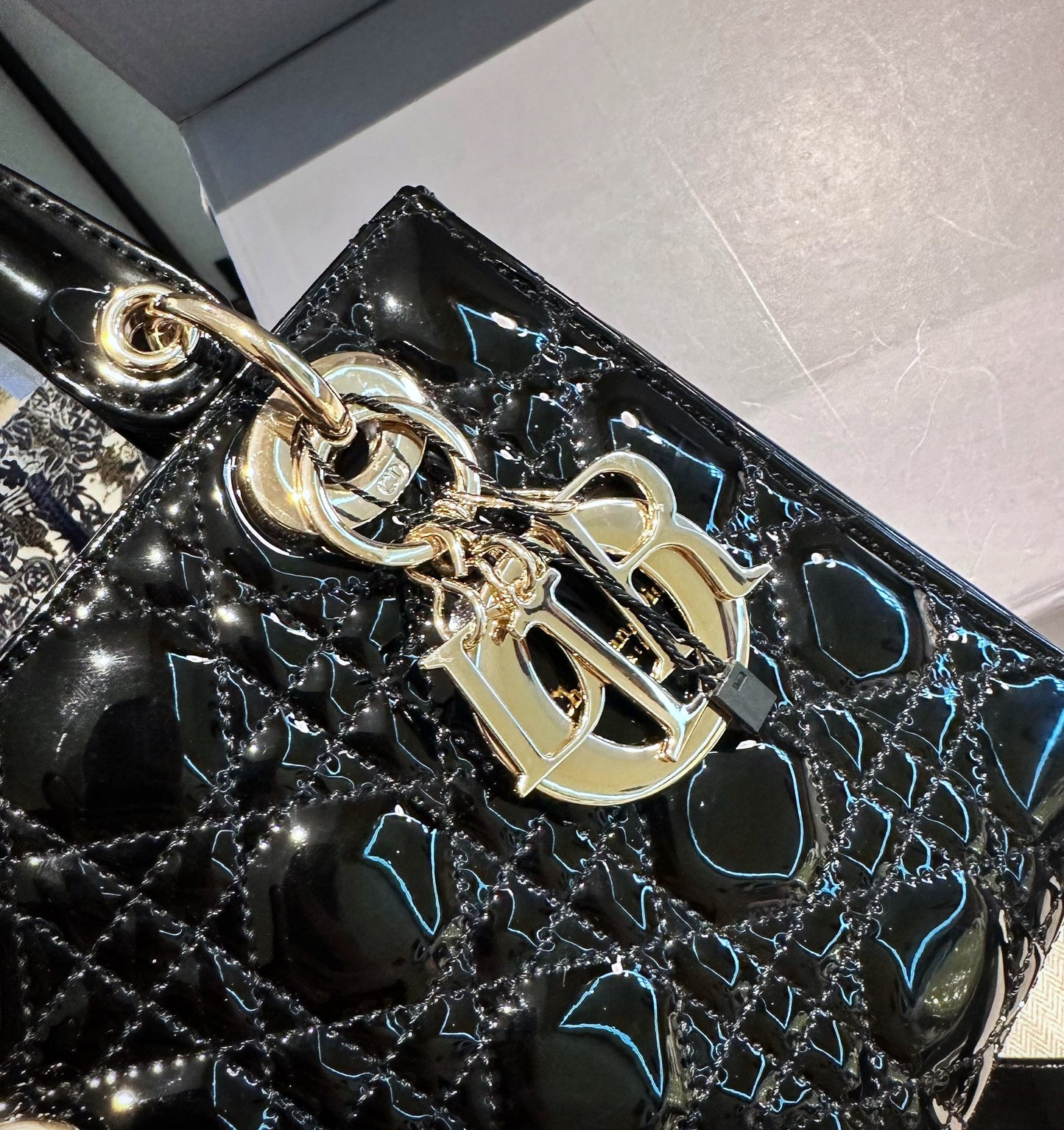 DIOR-562