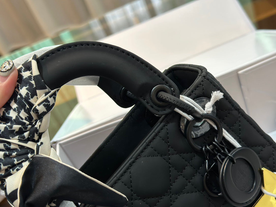 DIOR-563