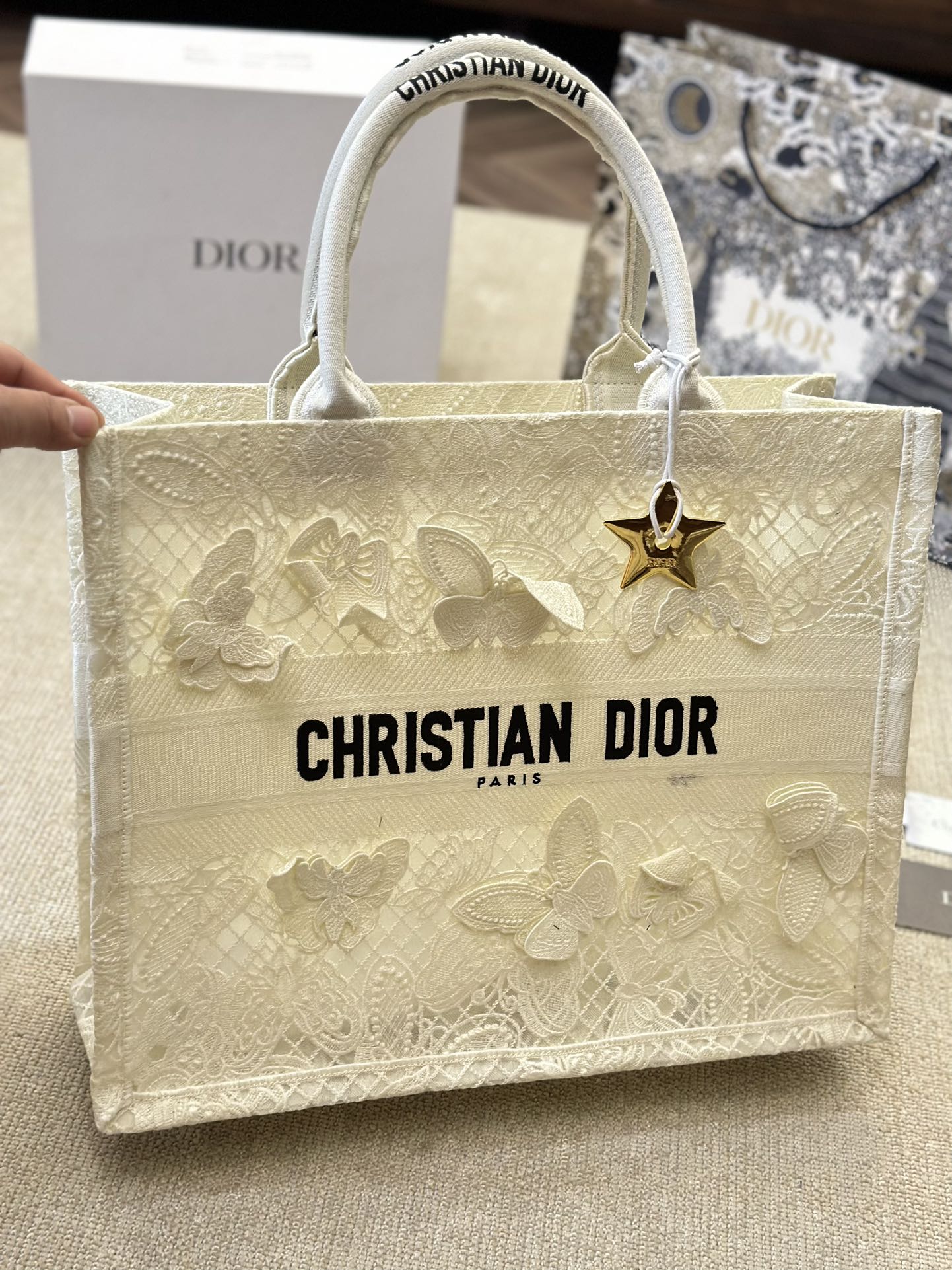 DIOR-679