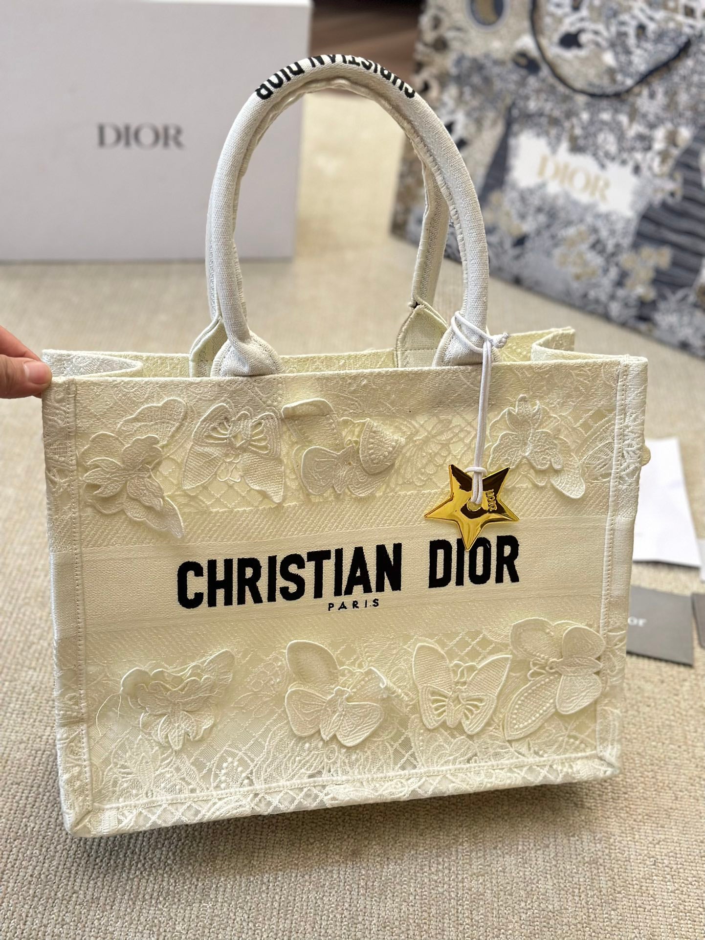 DIOR-679