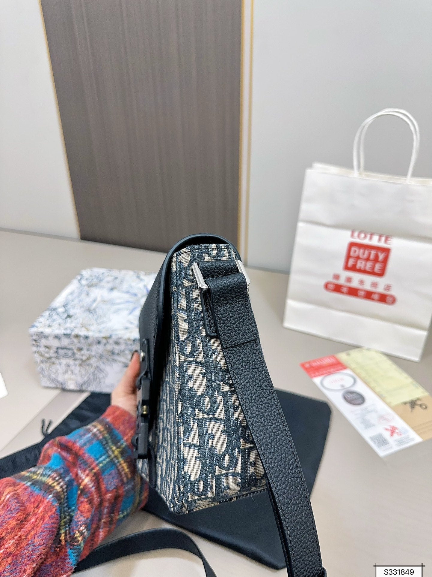 DIOR-557