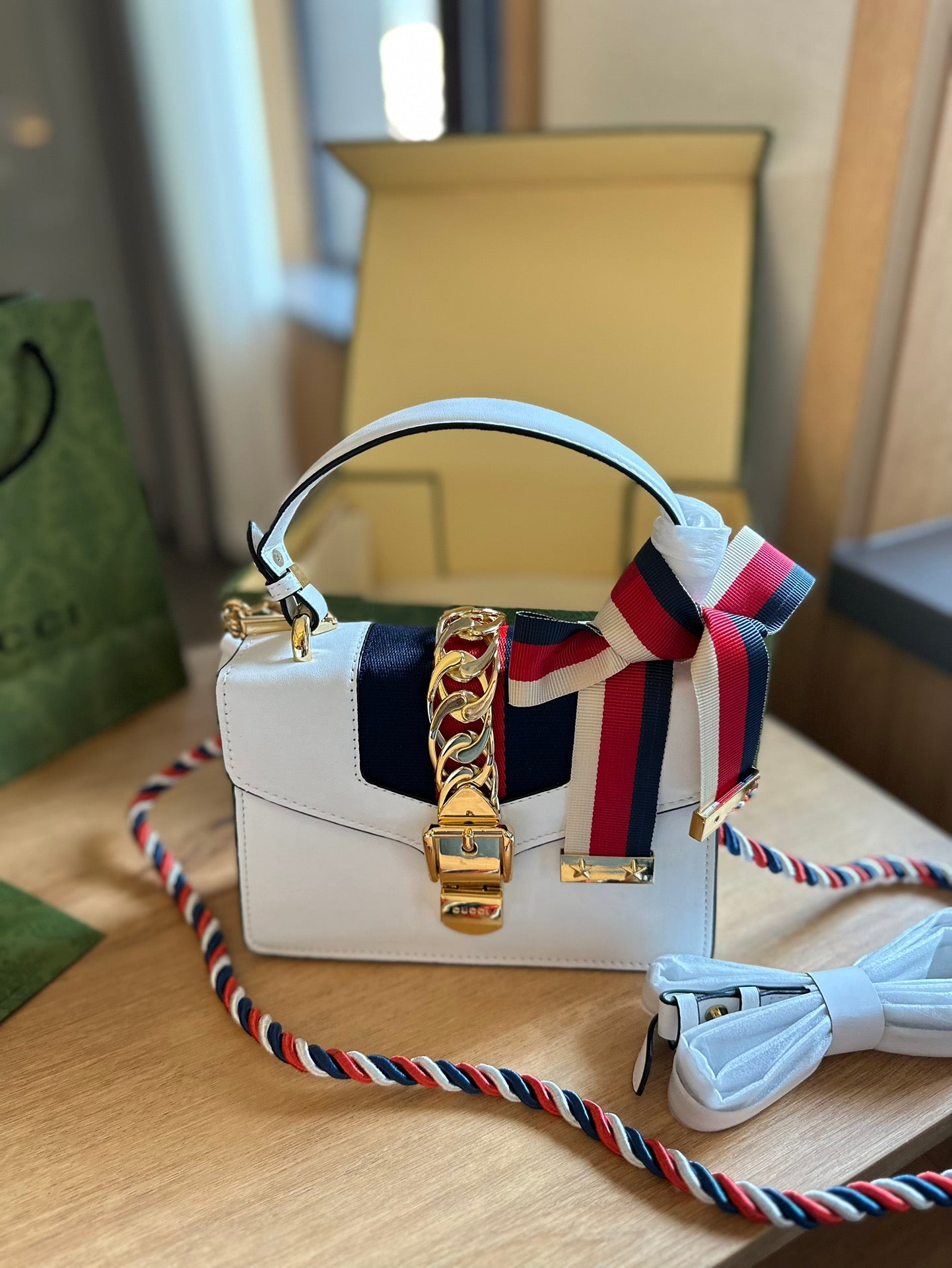 GUCCI-895