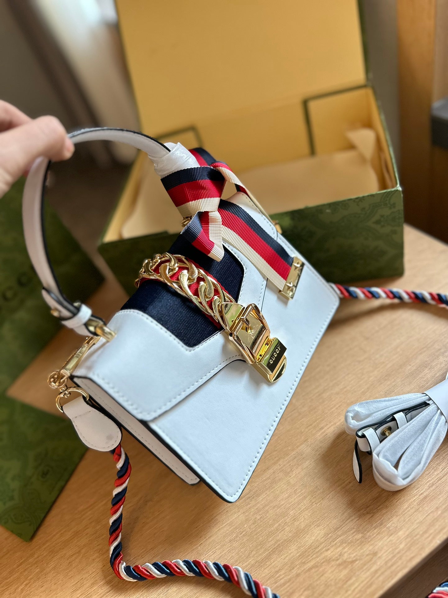 GUCCI-895