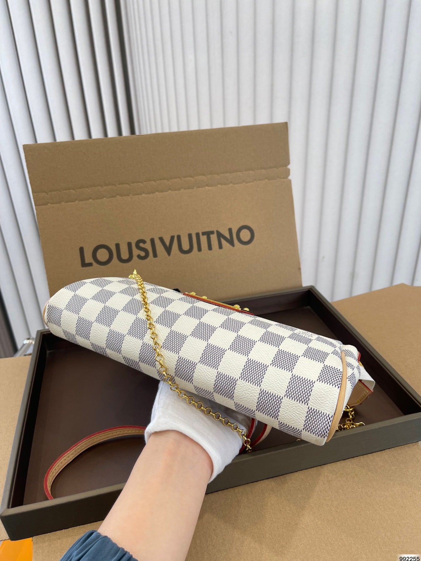 LV-BAG885