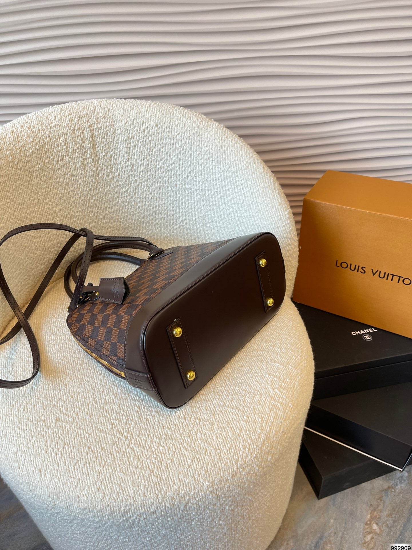 LV-BAG1050