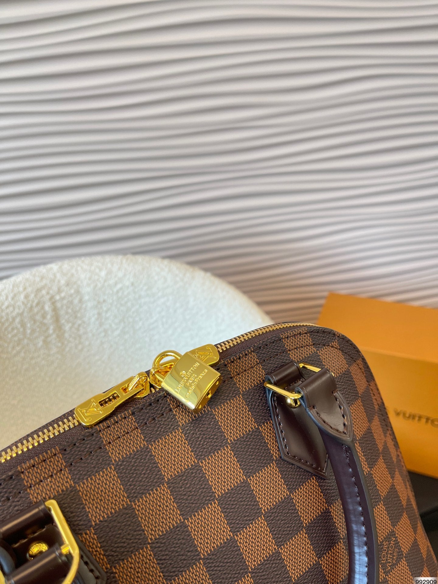 LV-BAG1050