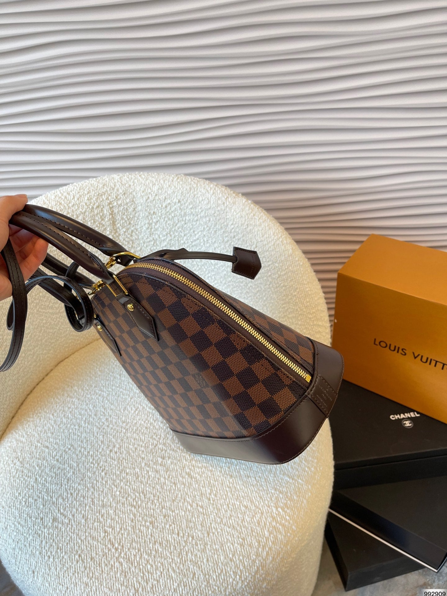 LV-BAG1050
