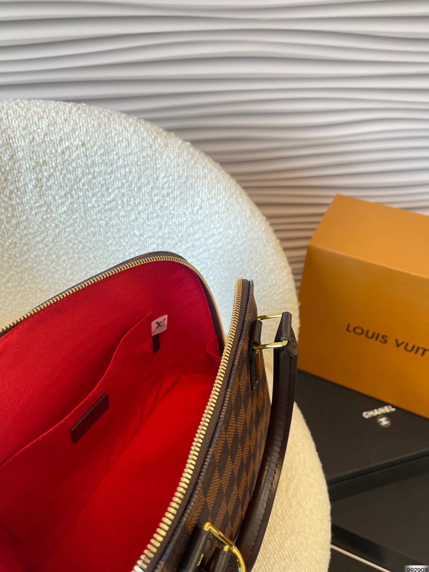 LV-BAG1050