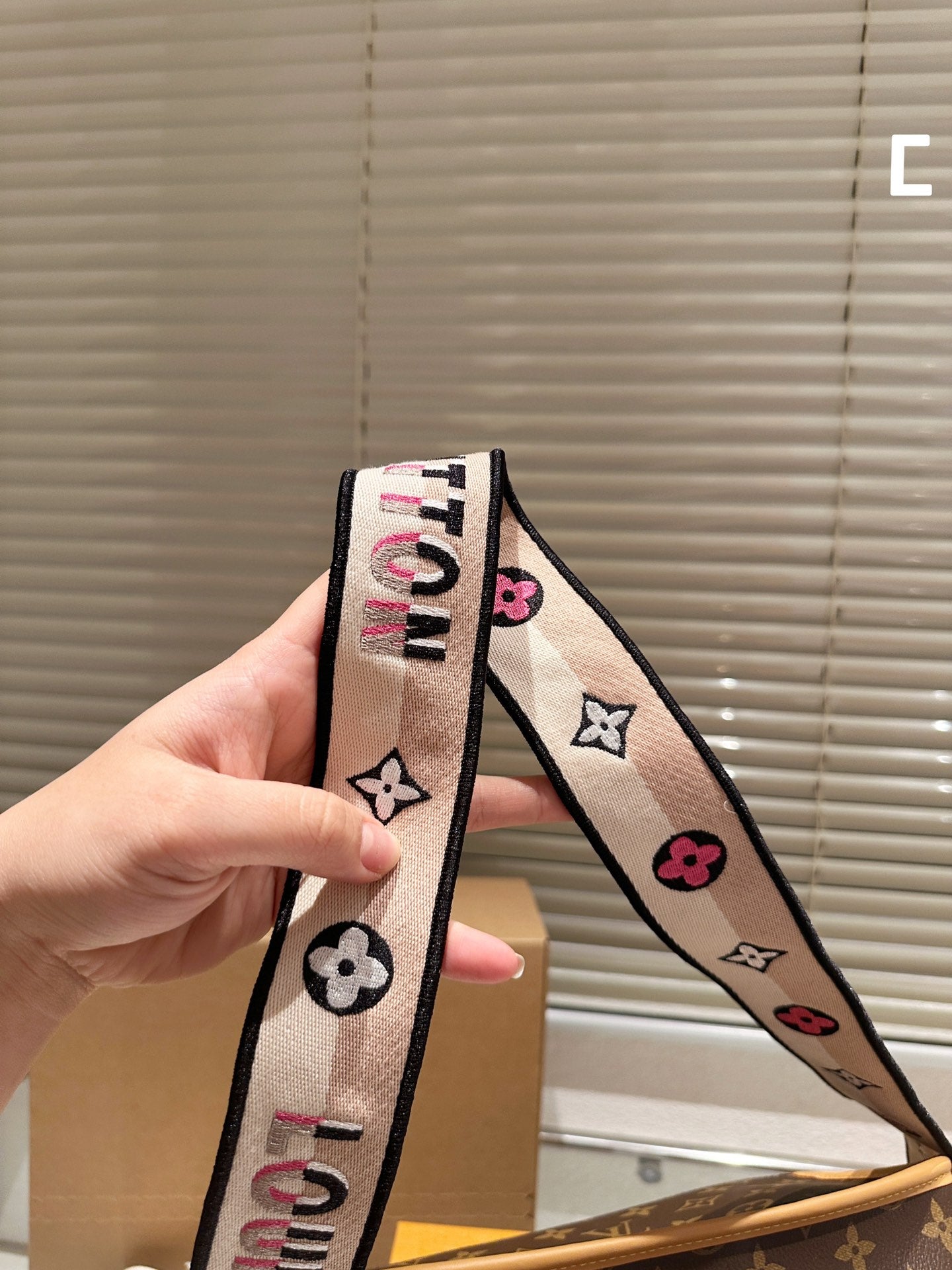 LV-BAG1050