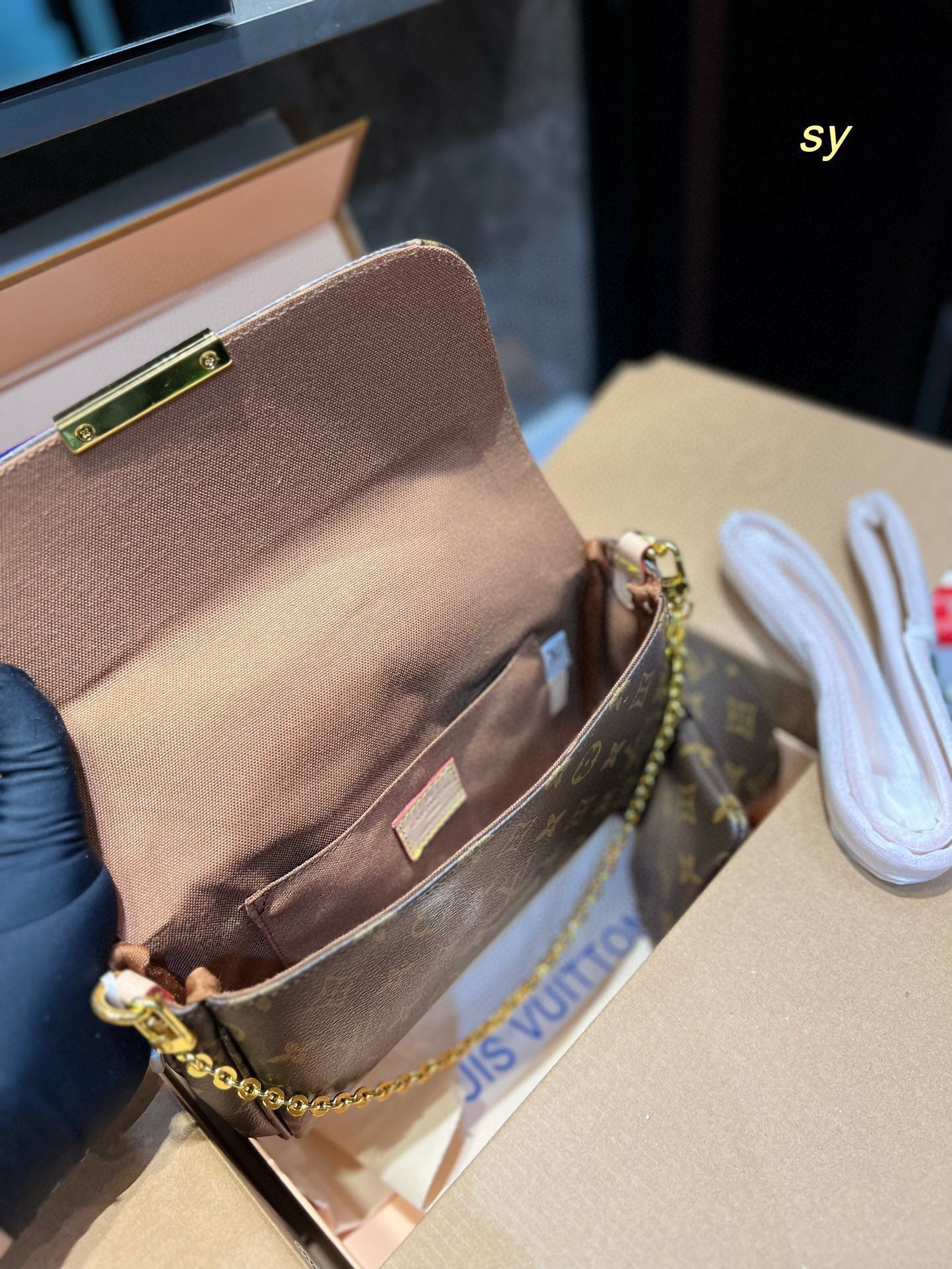 LV-BAG897