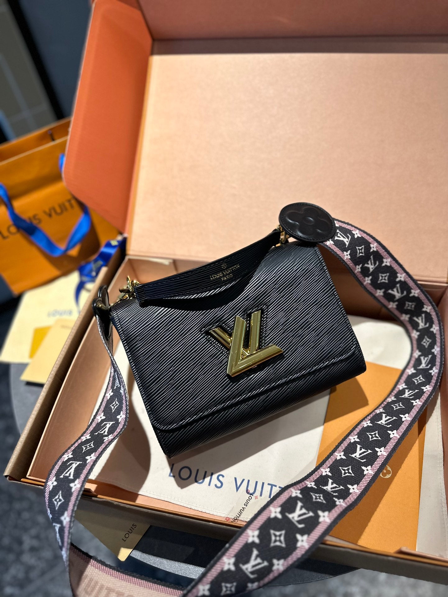 LV-BAG870