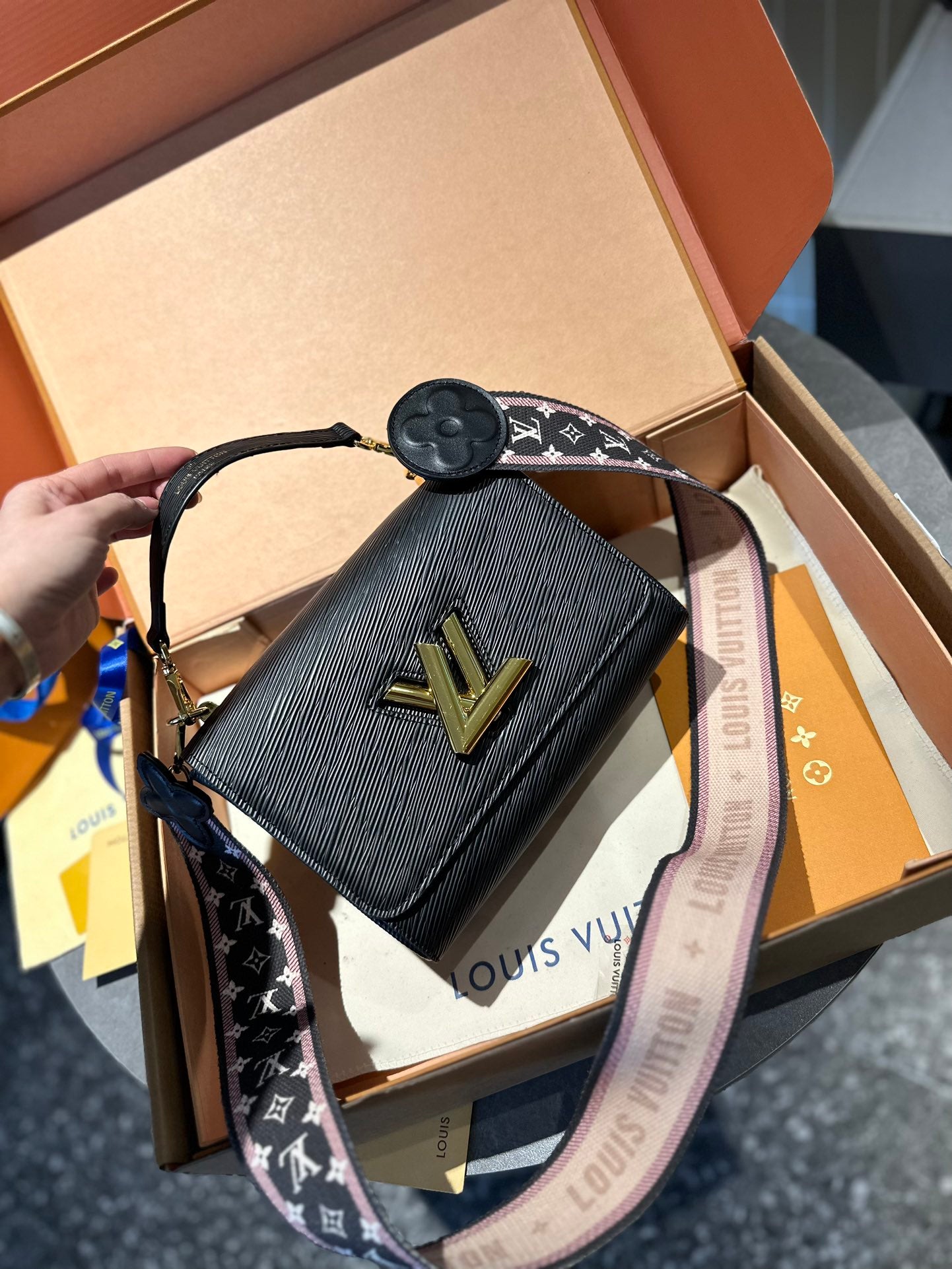 LV-BAG870