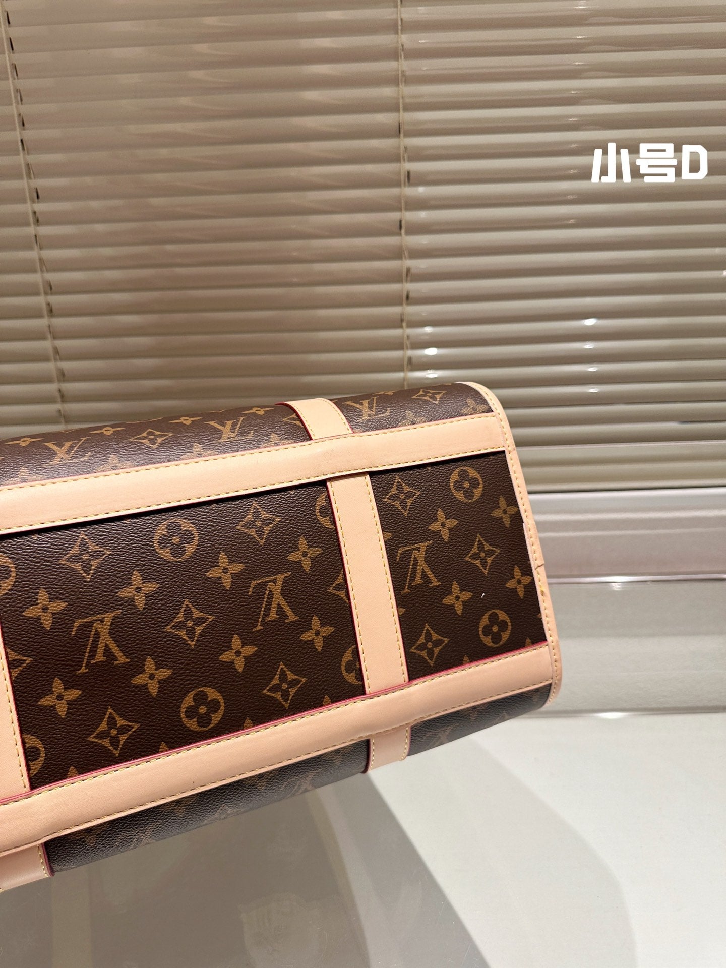 LV-BAG1050