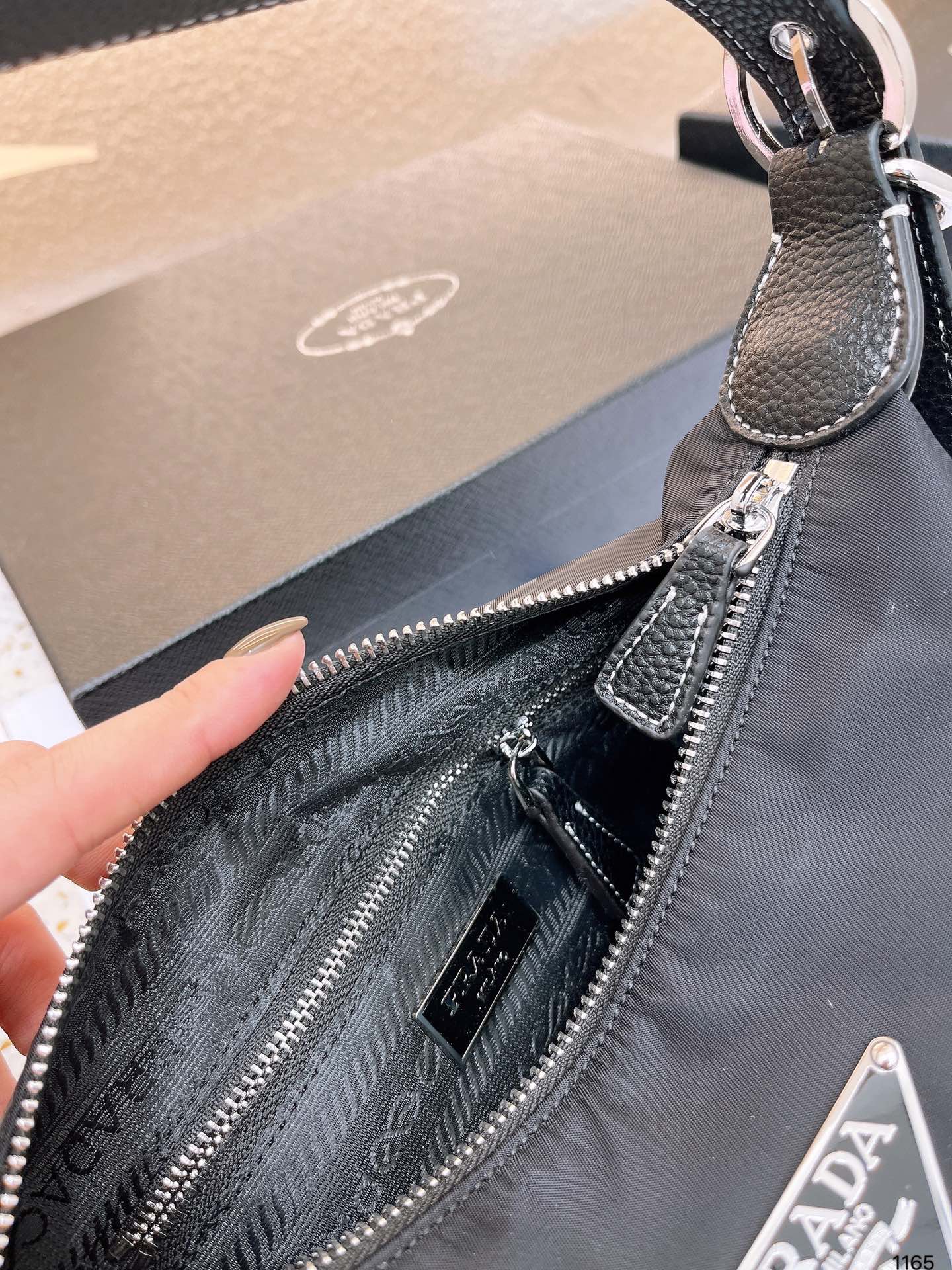 PRADA-562