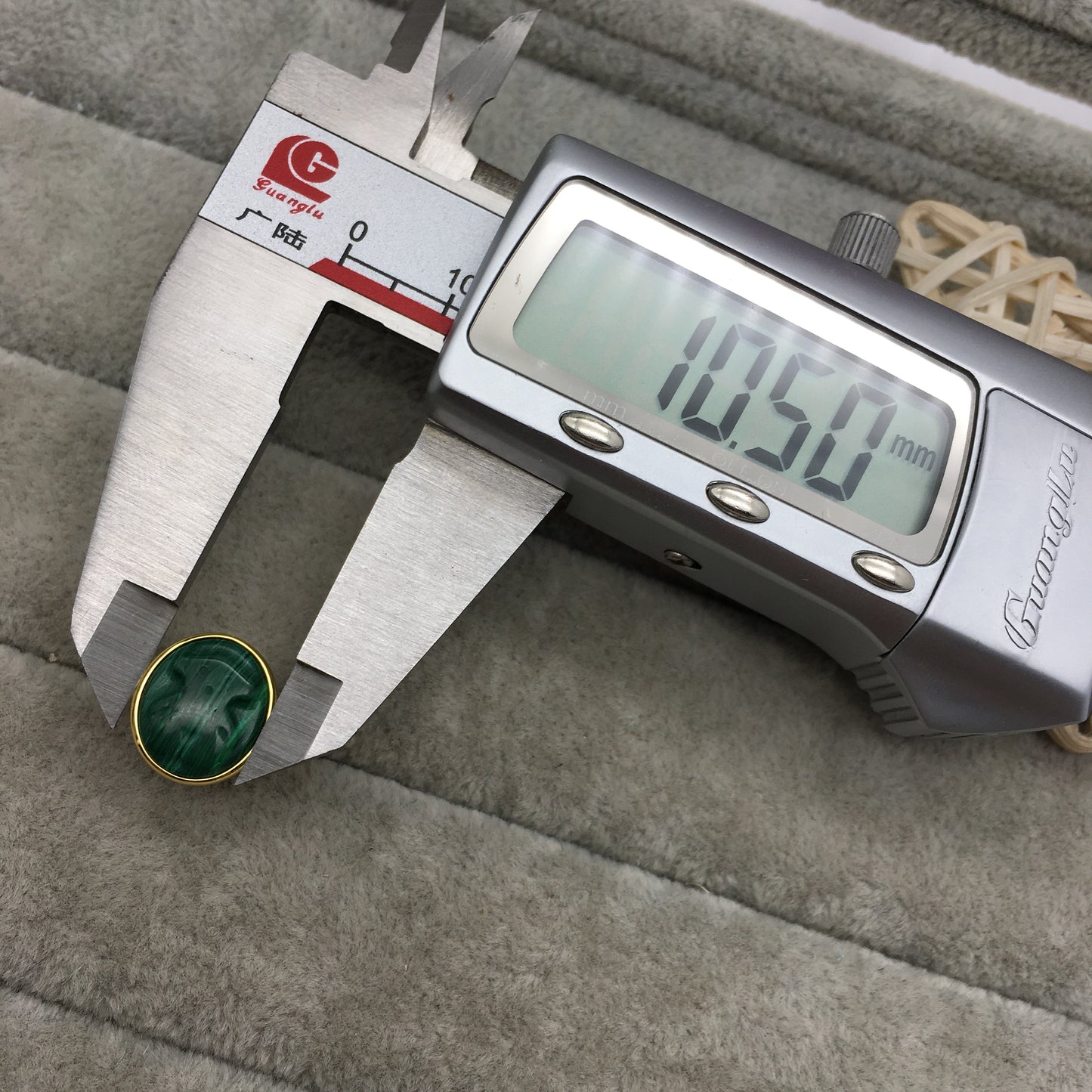 712325590