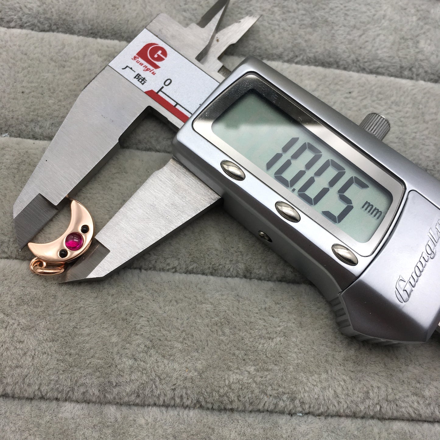 812404600