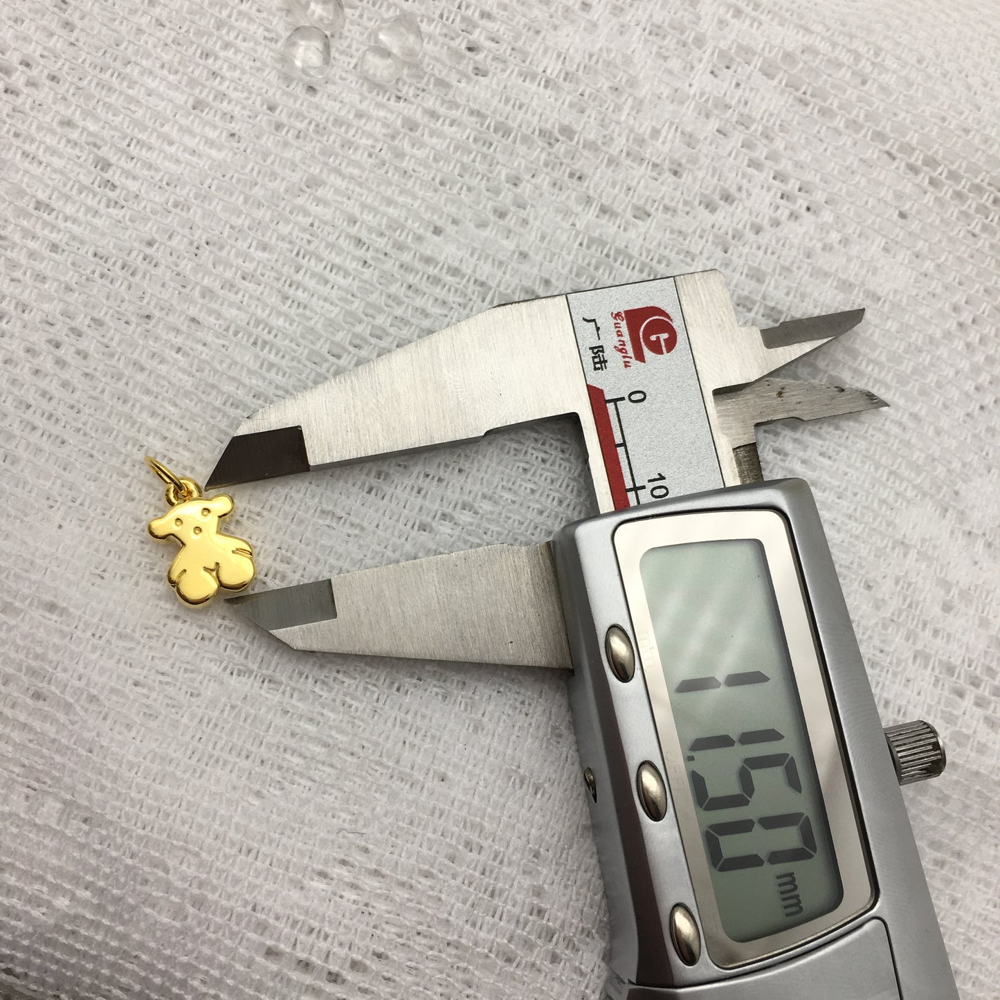 15904100