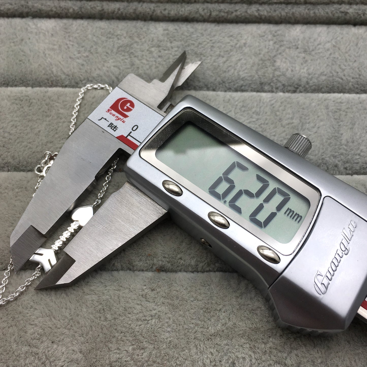 915301560
