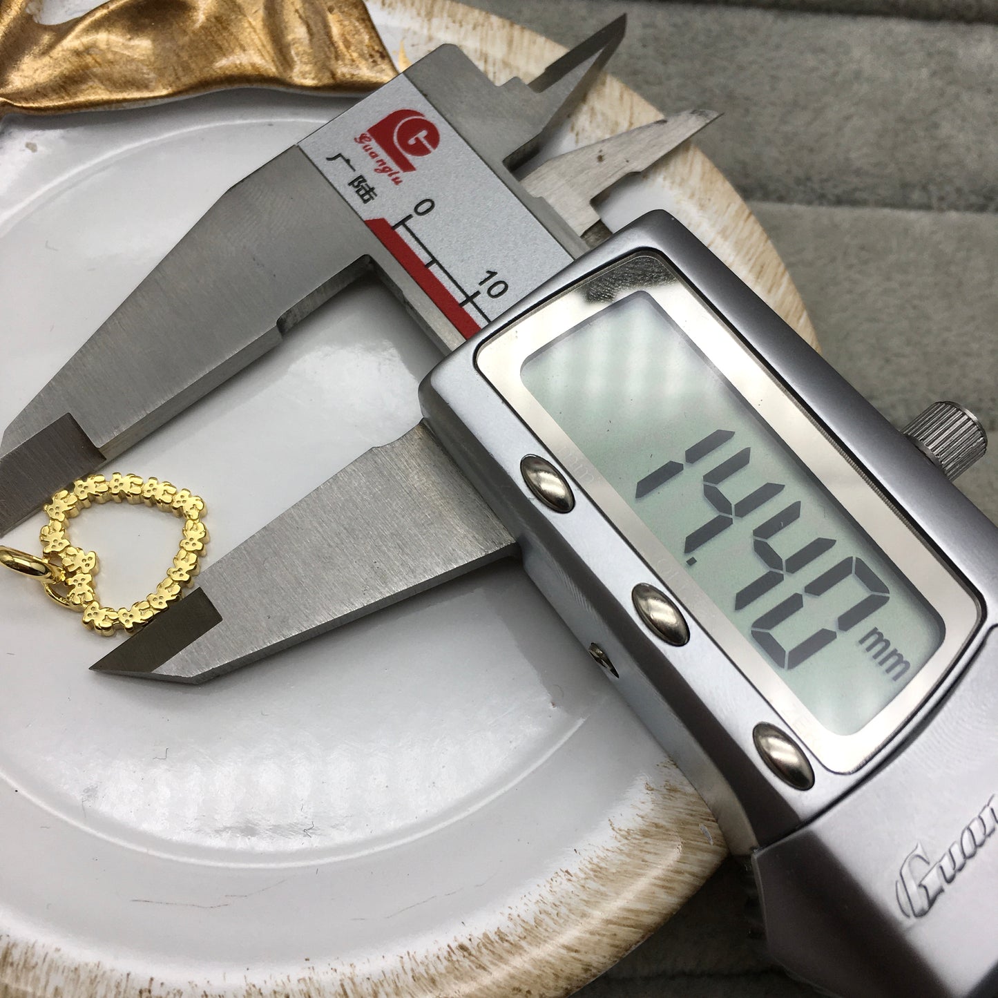 915304040