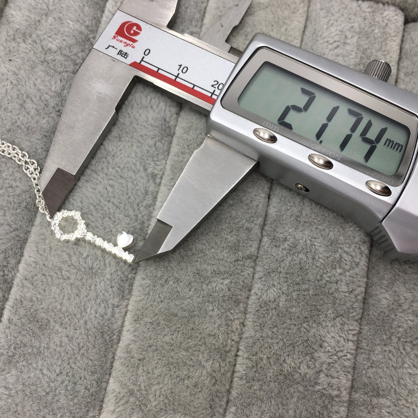 915301570