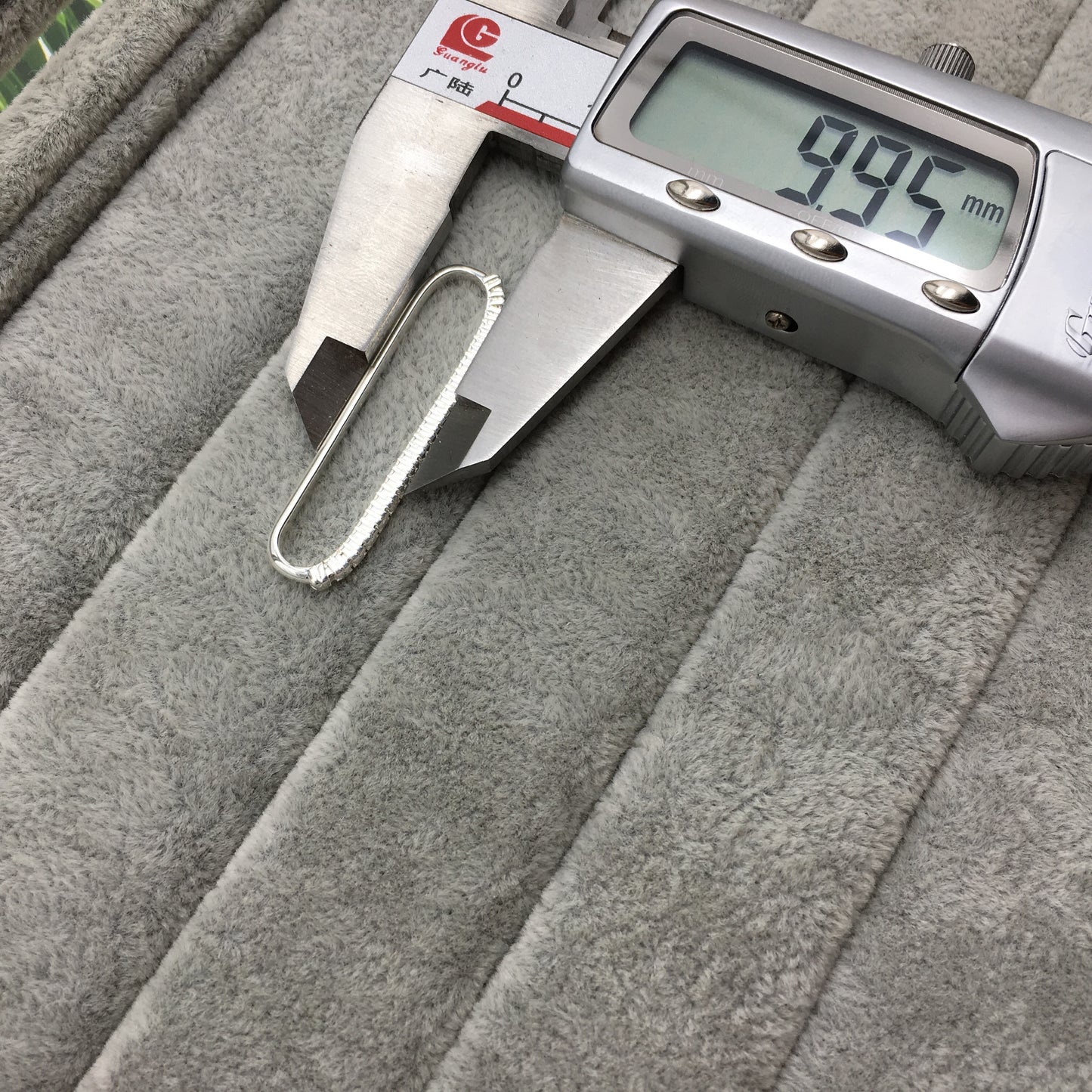 912723530