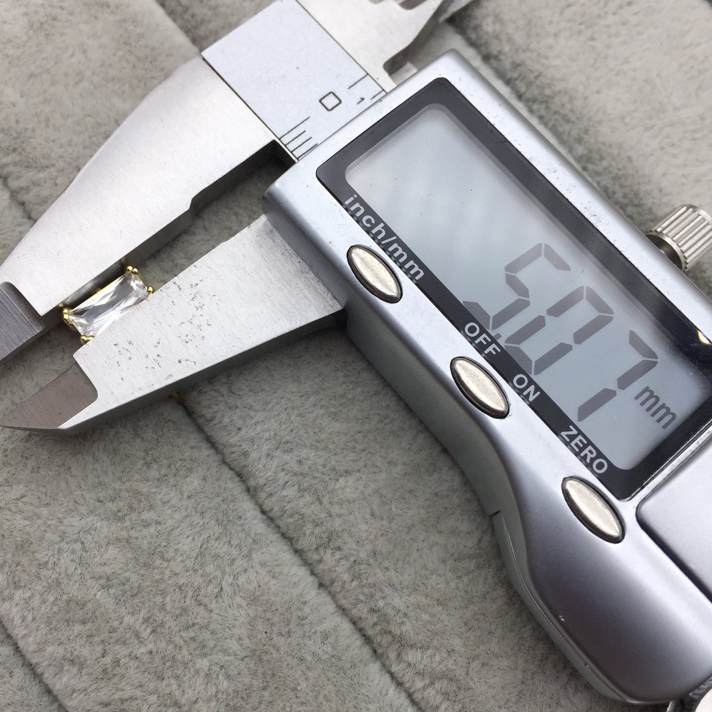 712325560