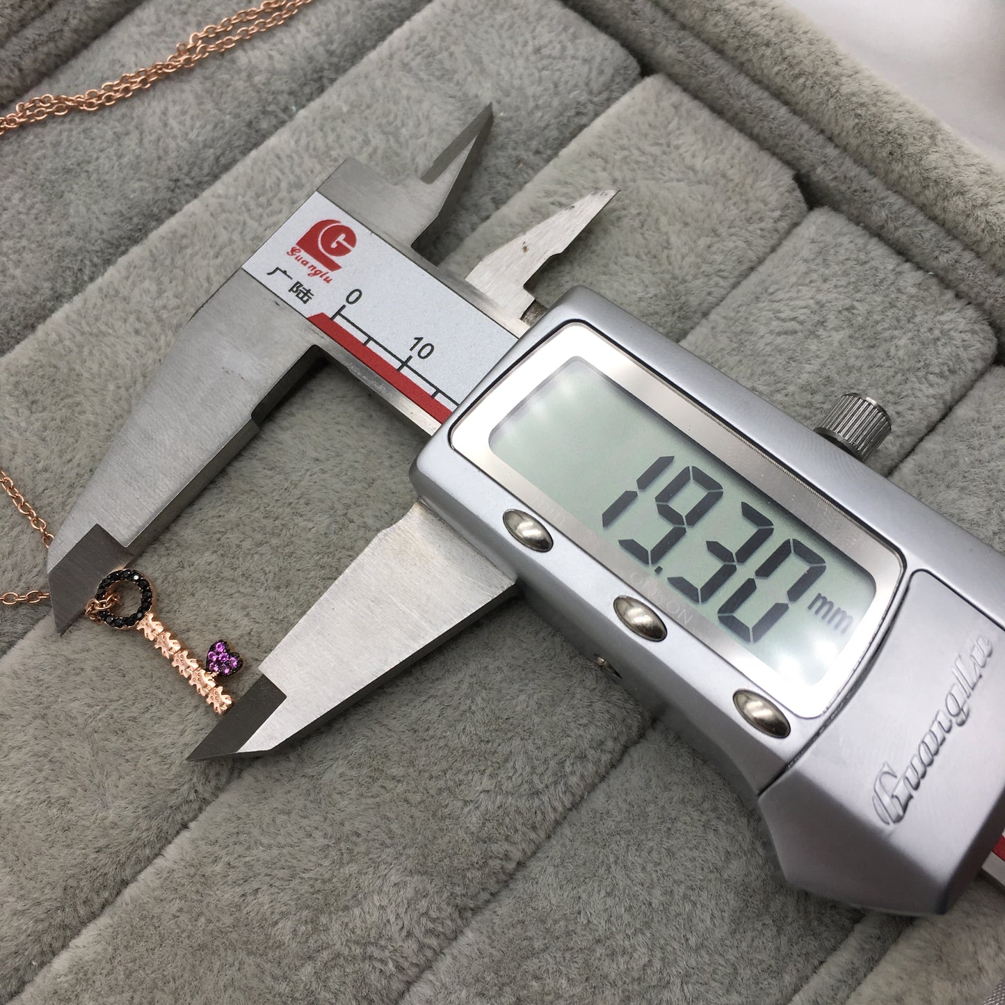 915304610