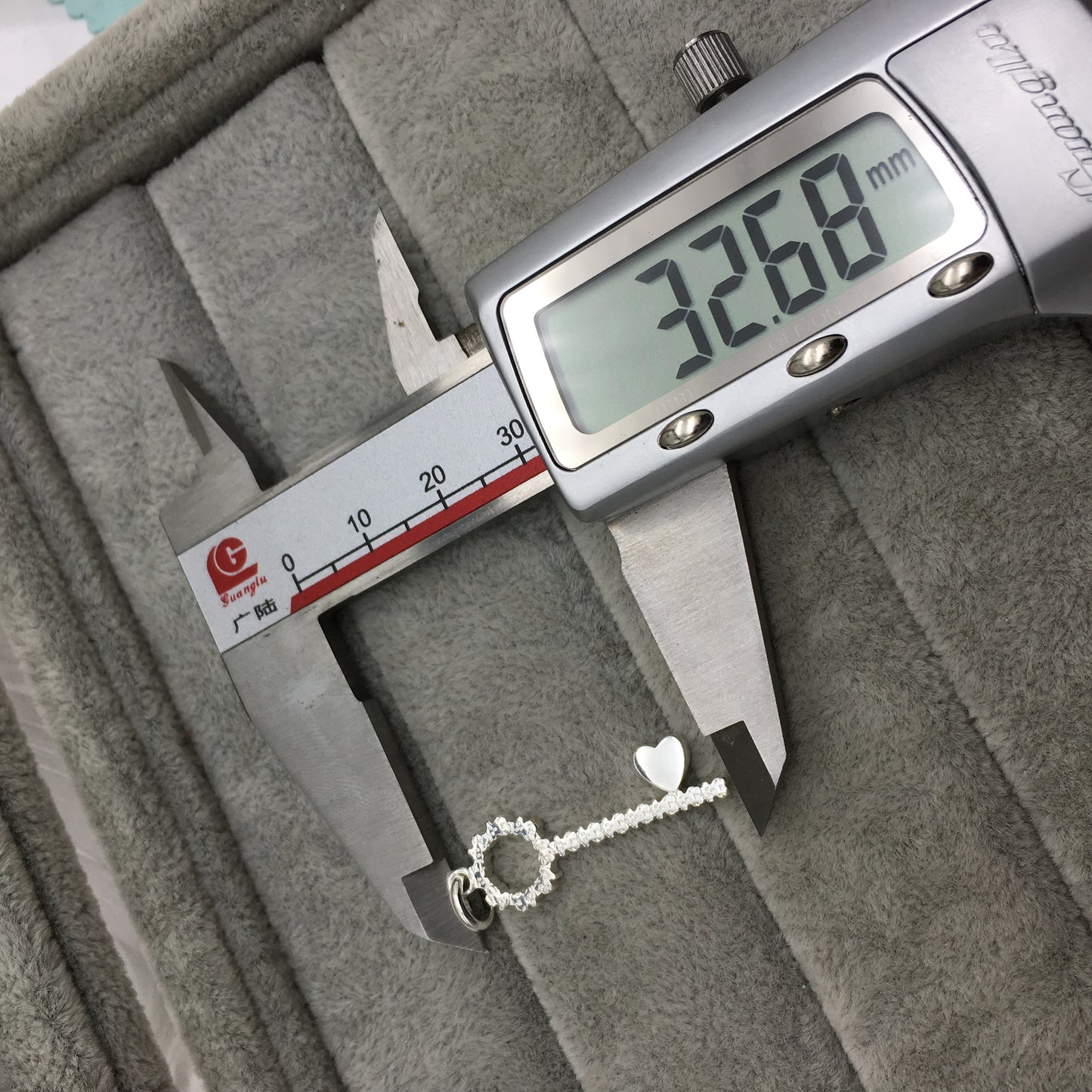 915304590