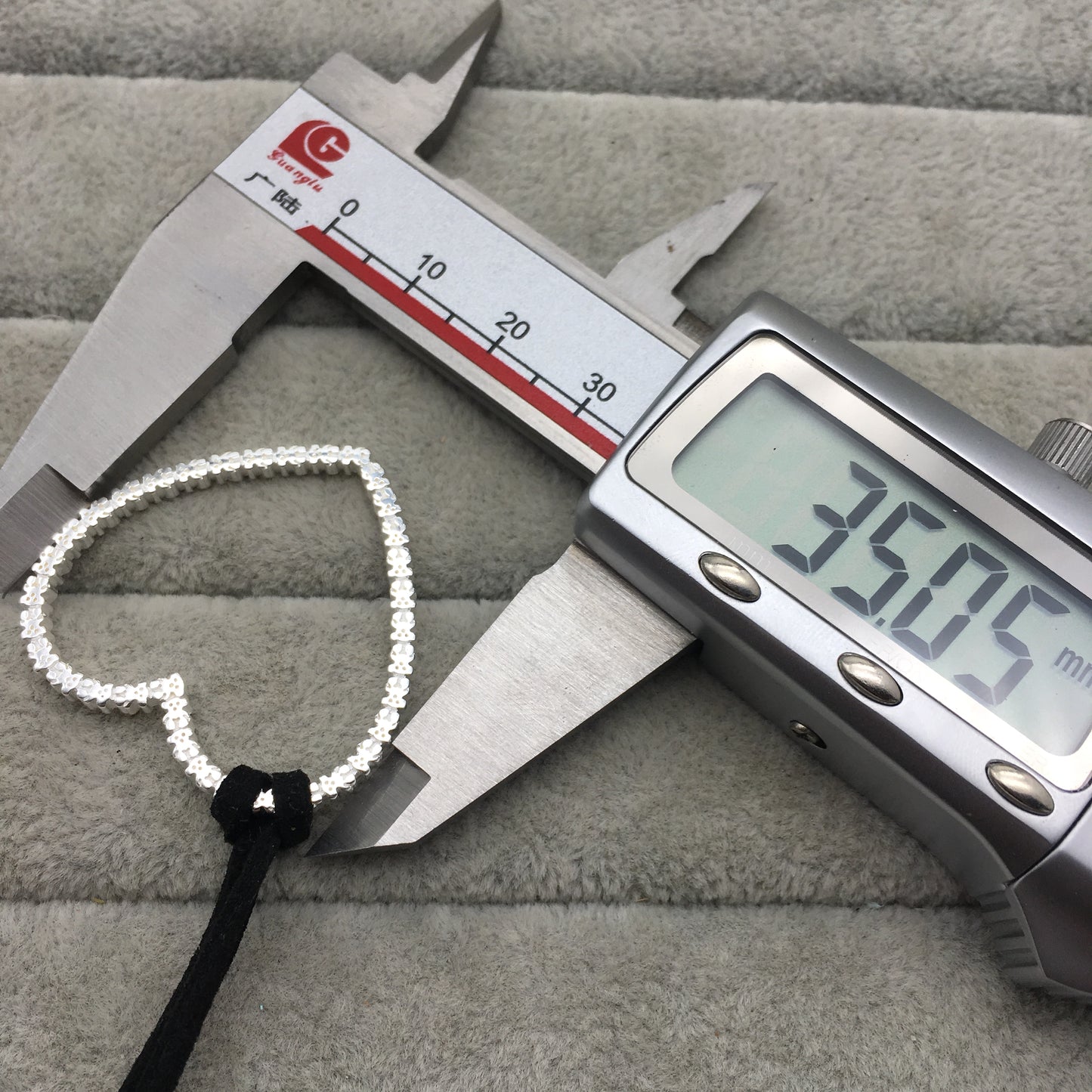 915304570