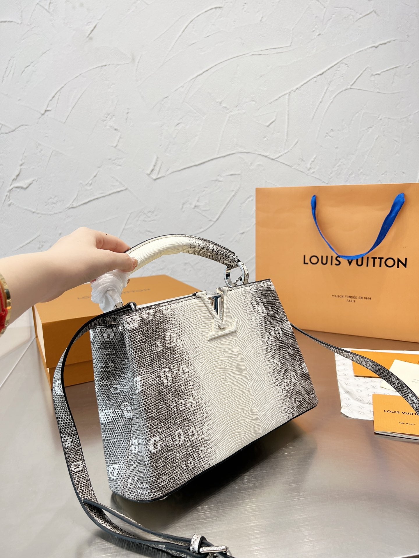 LV-BAG332