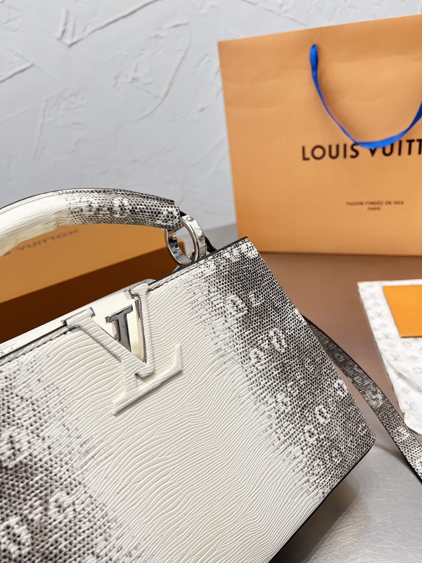 LV-BAG330
