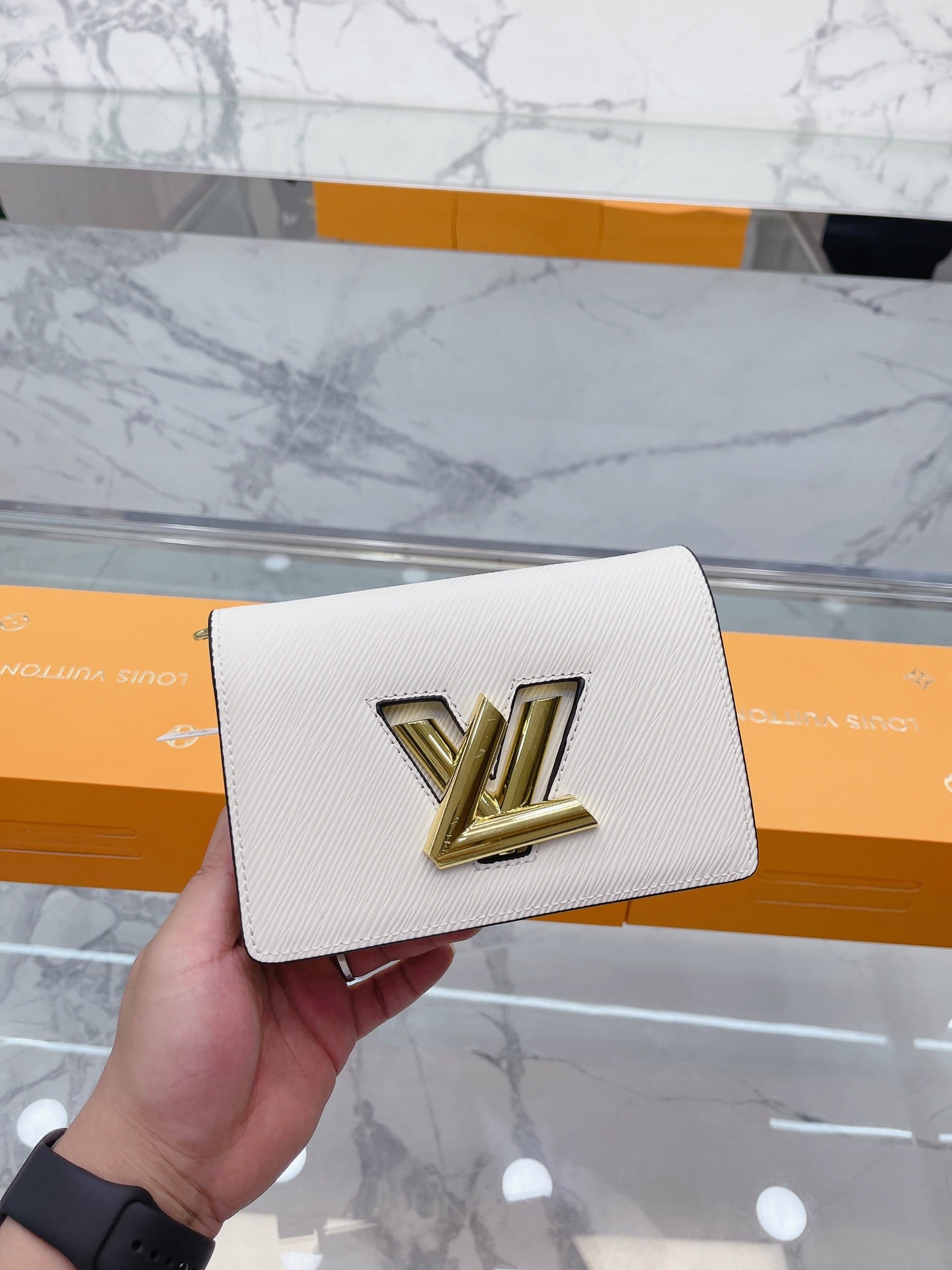 LV-BAG098