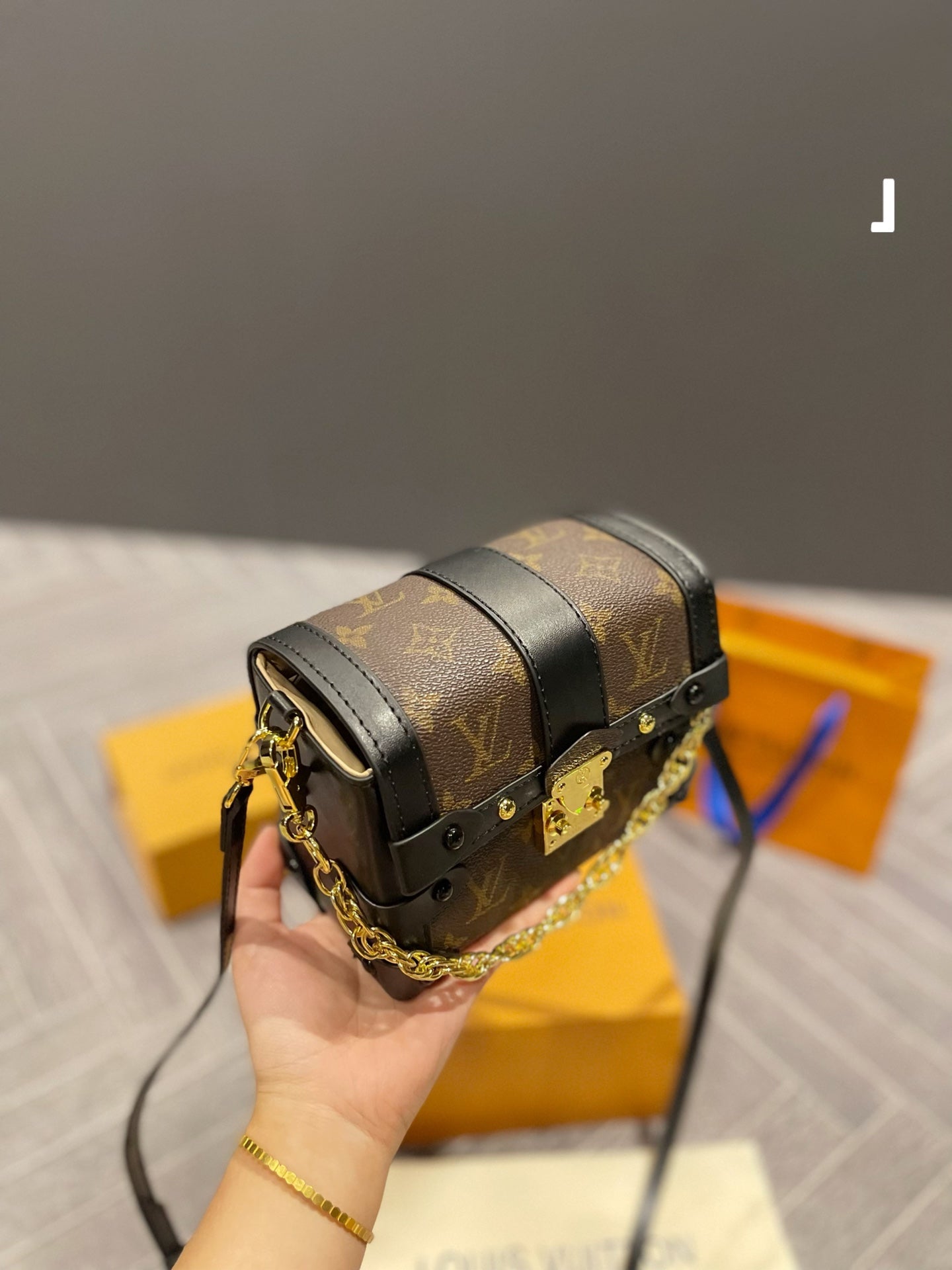 LV-BAG105